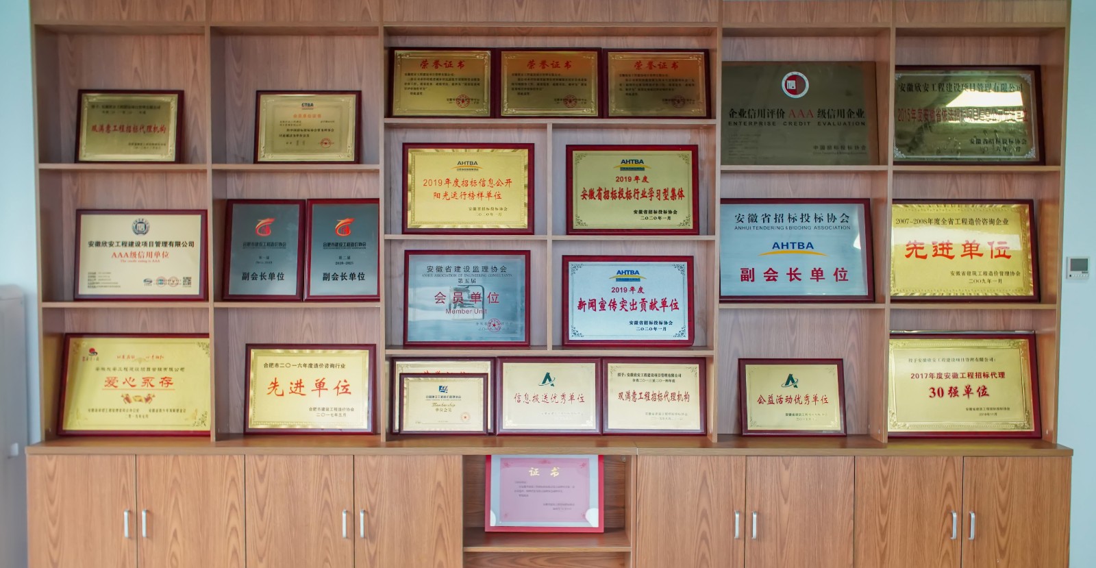 6374151083050030477608137